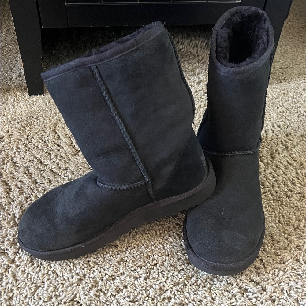 UGG Womens Black Short Suede Shearling Boots. Worn twice
